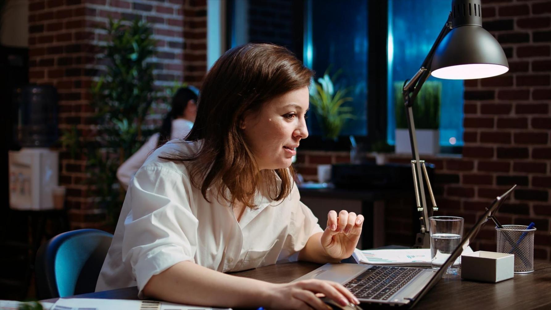 Sessione di formazione pratica con studenti che lavorano su casi di studio reali