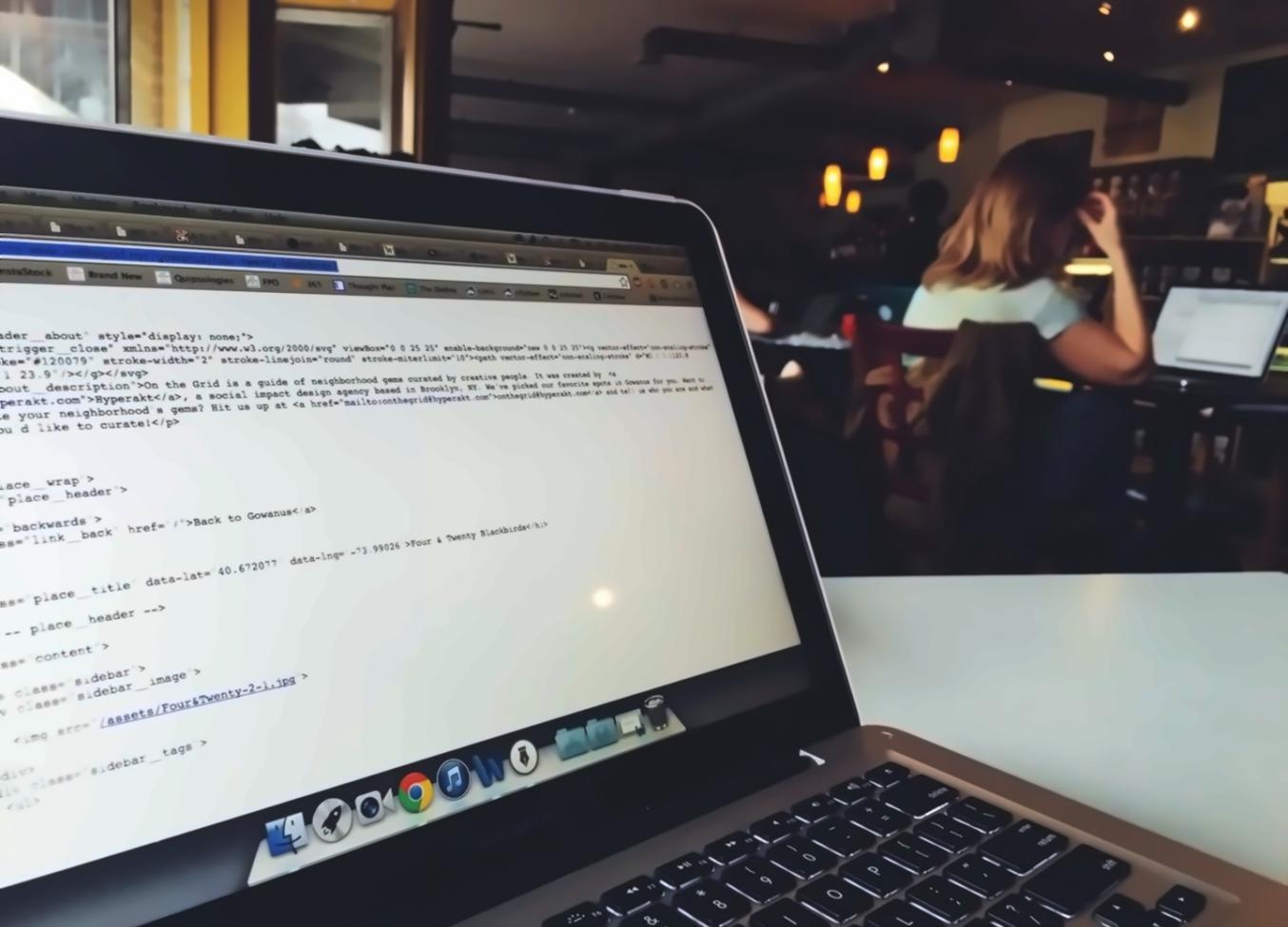 Ambiente di lavoro moderno con tecnologie AI e strumenti di monitoraggio avanzati